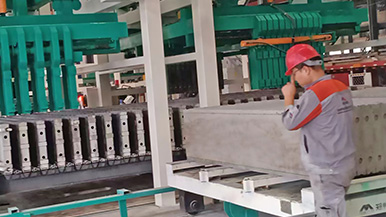 發(fā)泡水泥墻板設備 水泥發(fā)泡條式墻板生產(chǎn)線 高產(chǎn)能 高度自動化 發(fā)泡水泥墻板設備 水泥發(fā)泡條式墻板生產(chǎn)線 高產(chǎn)能 高度自動化